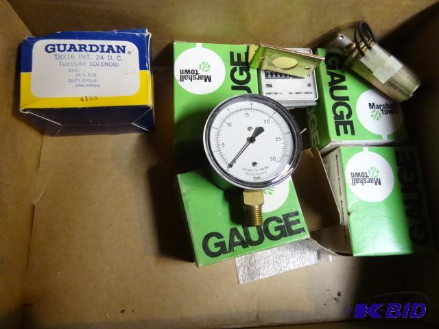 lot 164 image: Marshall Town Gauges 0-30 Inches of Water. Qt...