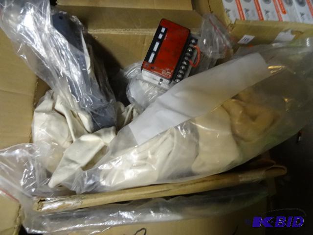 lot 170 image: Box Misc Car Wash Parts New...