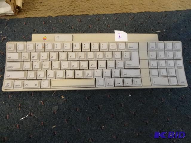 lot 2 image: Vintage Apple Key Board Part #658-4081...
