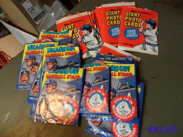 lot 218 image: Topps Giant Photo Cards- Heads Up Baseball St...