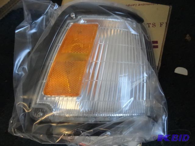 lot 47 image: 92-95 Toyota PU Passenger Clearance Light. Ne...