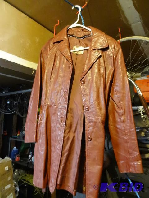 lot 69 image: Genuine Leather jacket sz M...