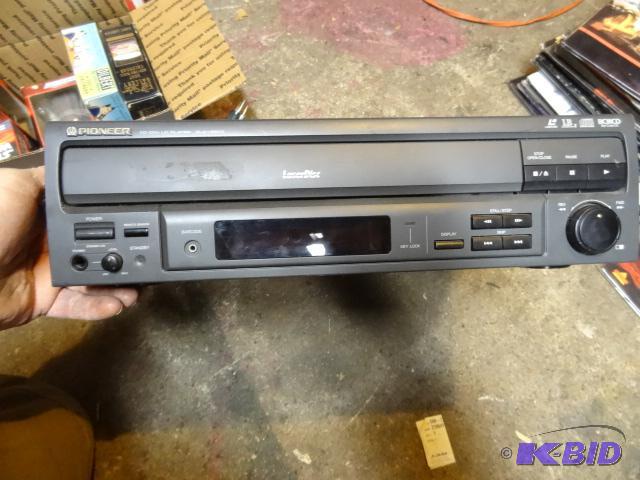 lot 72 image: Pioneer CLD-V2600 Laser Disc Player with 20 L...