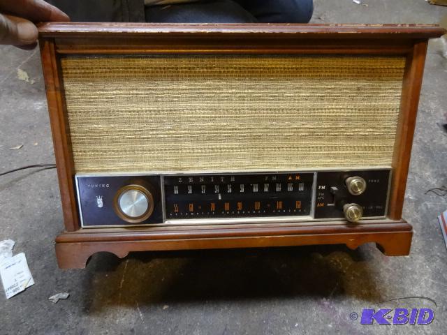 lot 85 image: Vintage Zenith Table Top Radio K731...