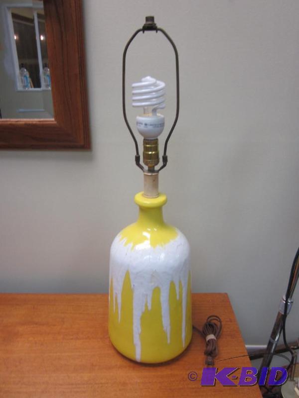 lot 100 image: Lamp