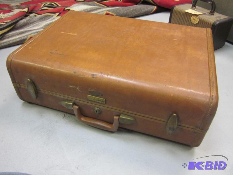 lot 121 image: Vintage Suitcase
