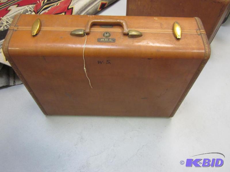 lot 122 image: Vintage Suitcase