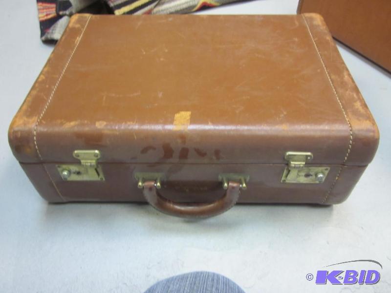lot 123 image: Vintage Suitcase
