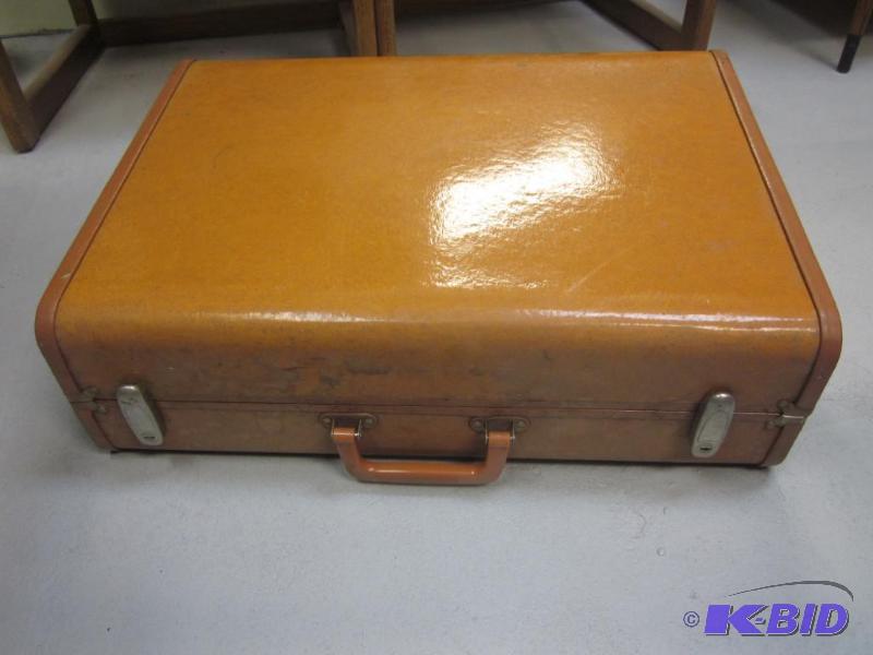 lot 124 image: Vintage Suitcase