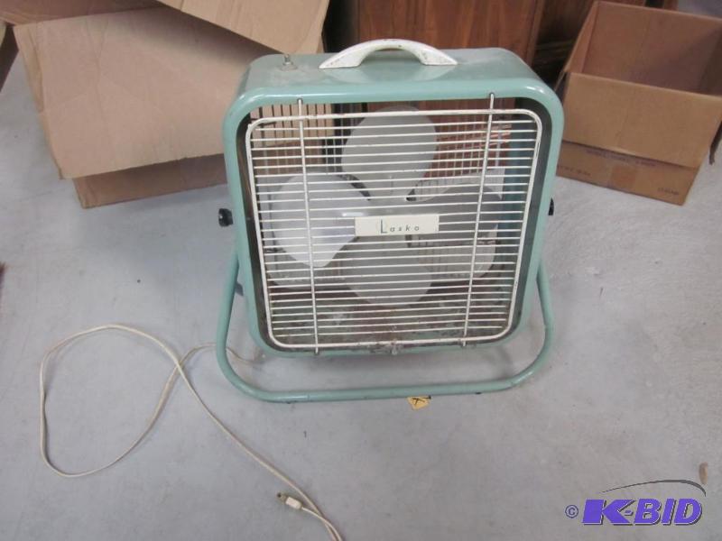 lot 127 image: Vintage mint green Lasko metal floor fan.&nbs...