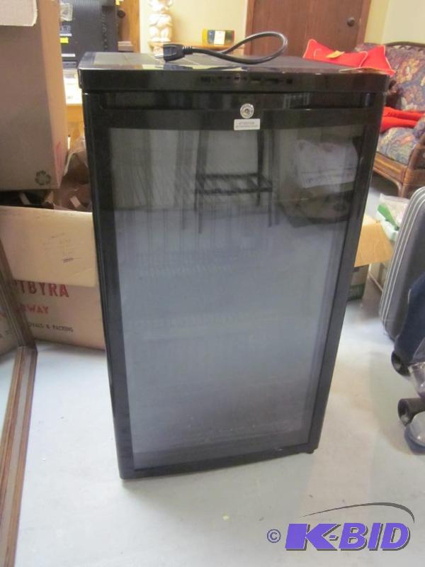 lot 152 image: Avanti mini fridge wine chiller with glass fr...