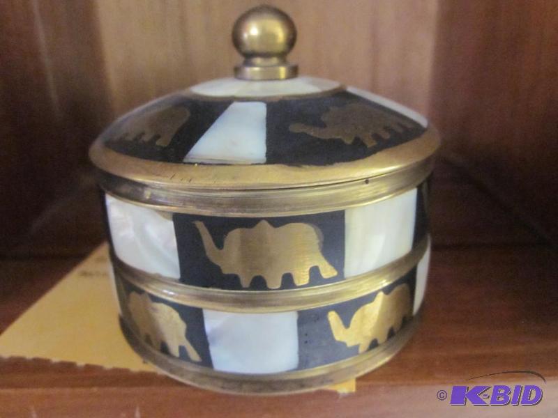 lot 175 image: Small brass and mother of pearl trinket box o...
