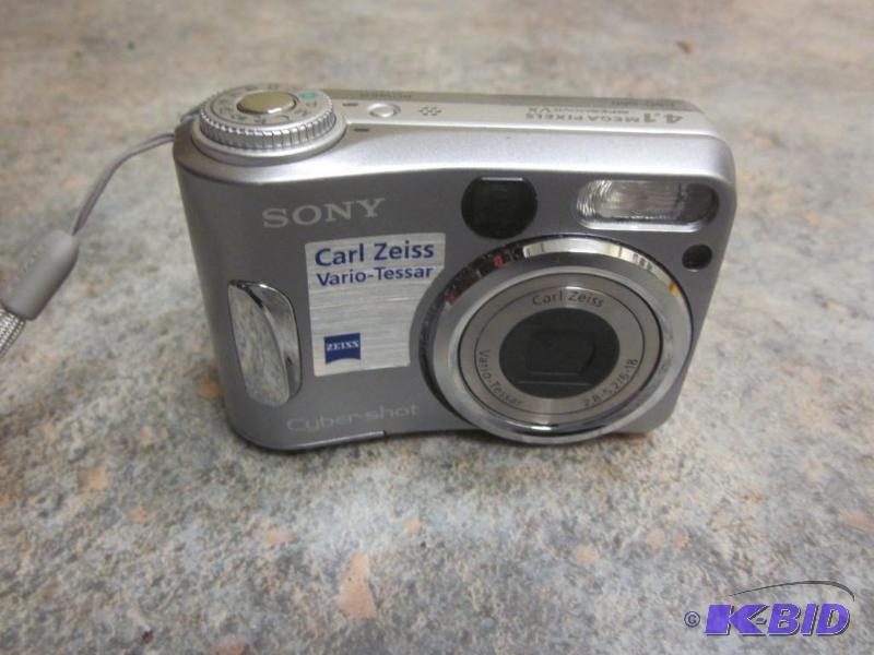 lot 248 image: Sony digital camera DSC-S60 Hardly used. ...