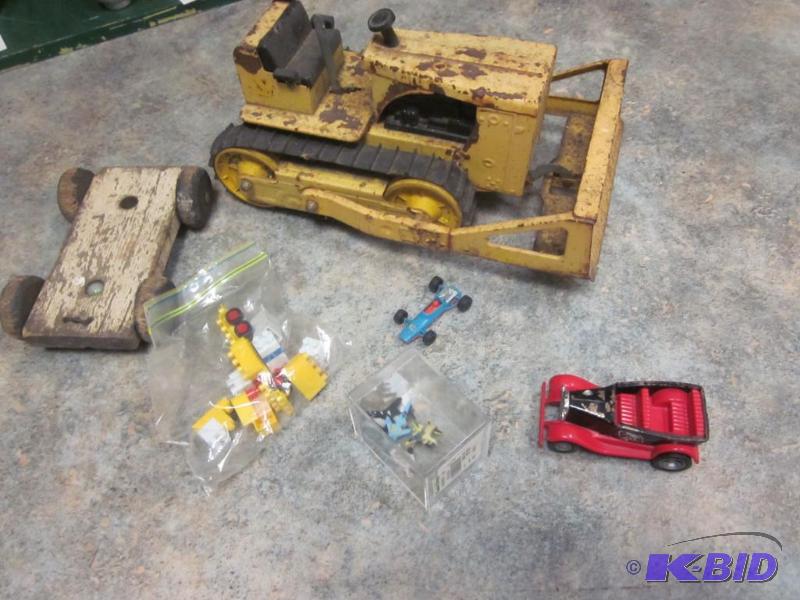 lot 258 image: Lot of old toys.      ...