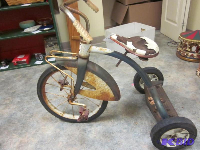 lot 262 image: Antique Mid Century AMF child tricycle. ...