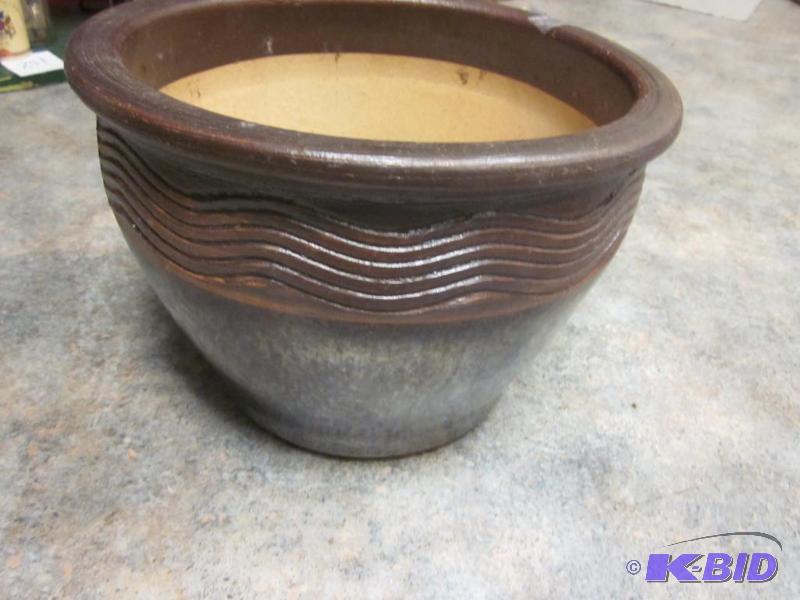 lot 283 image: Large ceramic planter.       ...