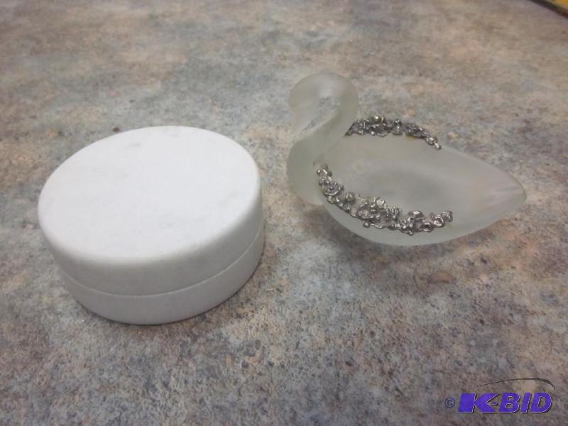 lot 309 image: Thomas Obrien cotton jar and glass bird soap...
