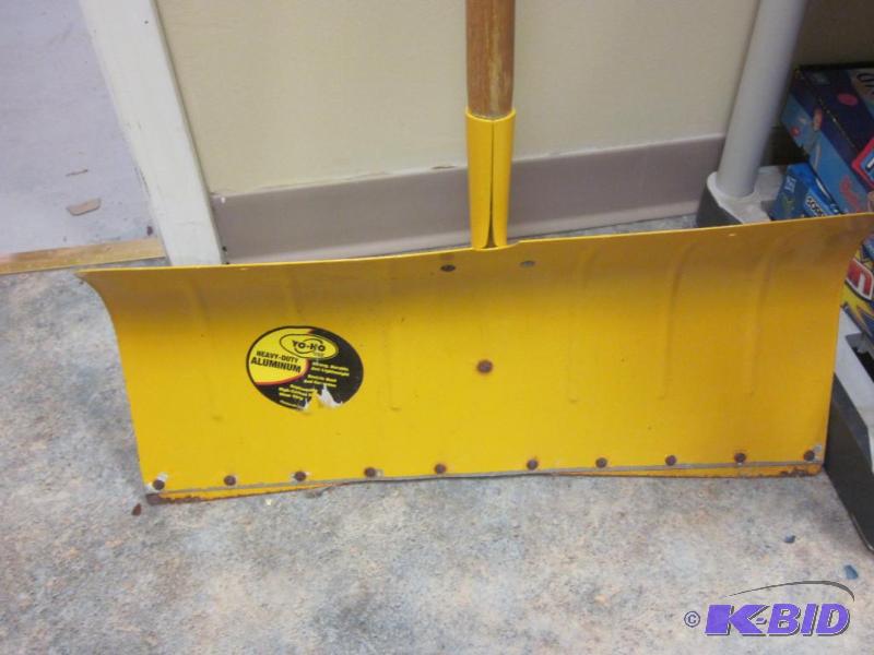 lot 320 image: Yo-Ho snow shovel.       ...