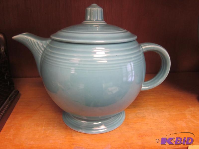 lot 45 image: Old turquoise Fiesta large tea pot, small fle...