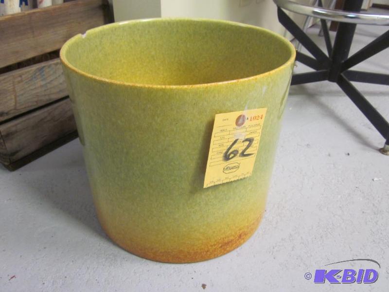 lot 62 image: Large vintage Haeger ceramic planter, with ch...
