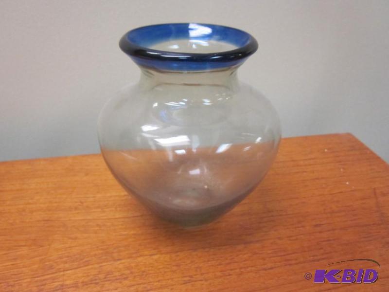 lot 90 image: Vase