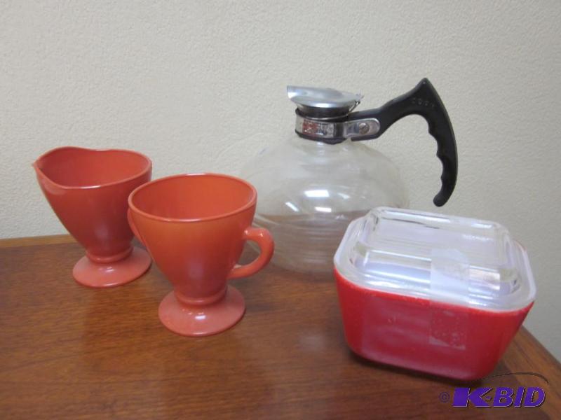 lot 96 image: Lot of Mid Century glass and bakeware includi...