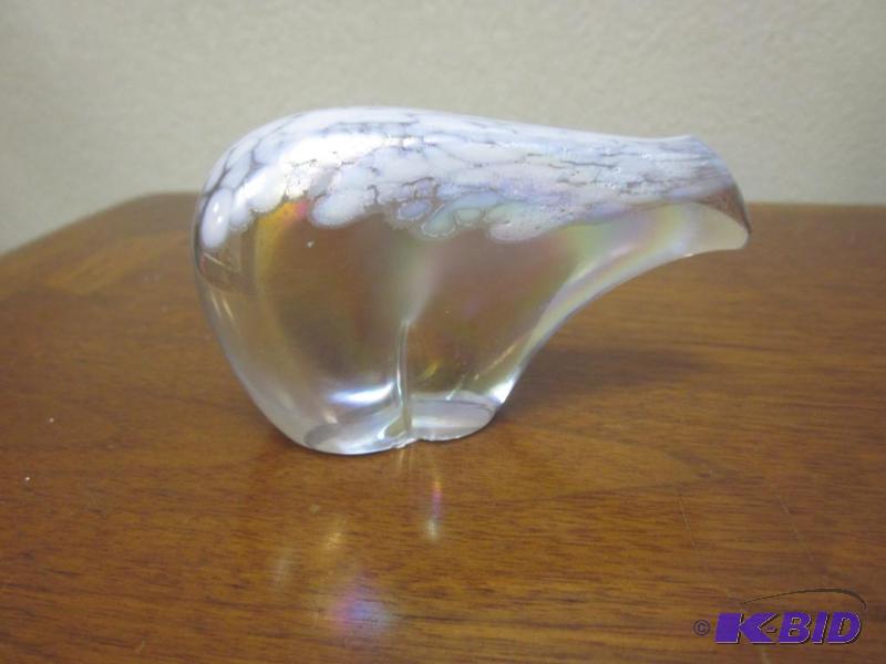 lot 98 image: Small iridescent hand blown art glass paper w...