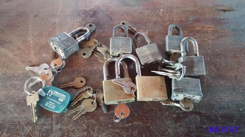 Large lot of paddle locks with keys...