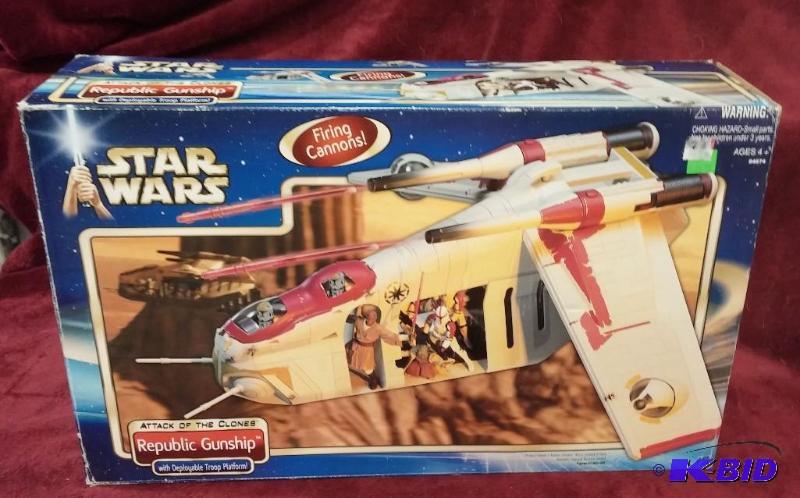 lot 185 image: STAR WARS ATTACK OF THE CLONES REPUBLIC GUNSH...