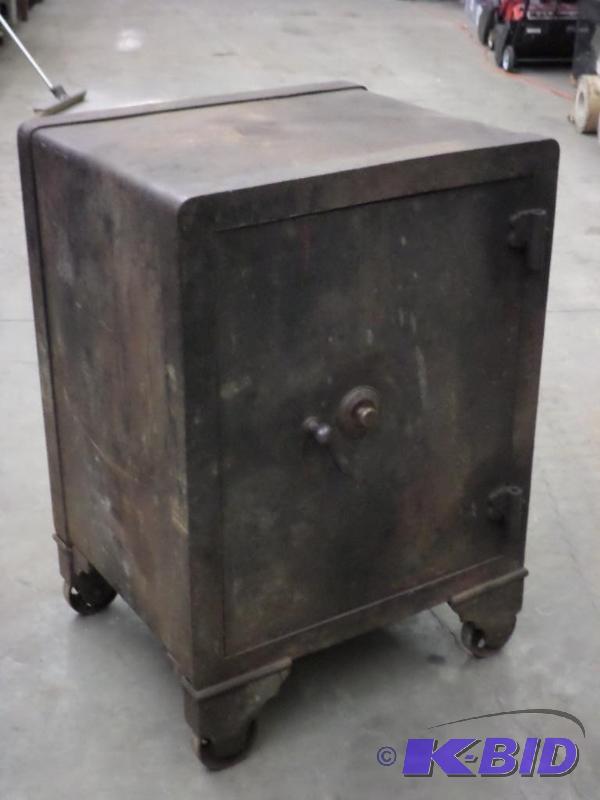 lot 7 image: Antique Cast Iron Rolling Floor Safe, Combina...