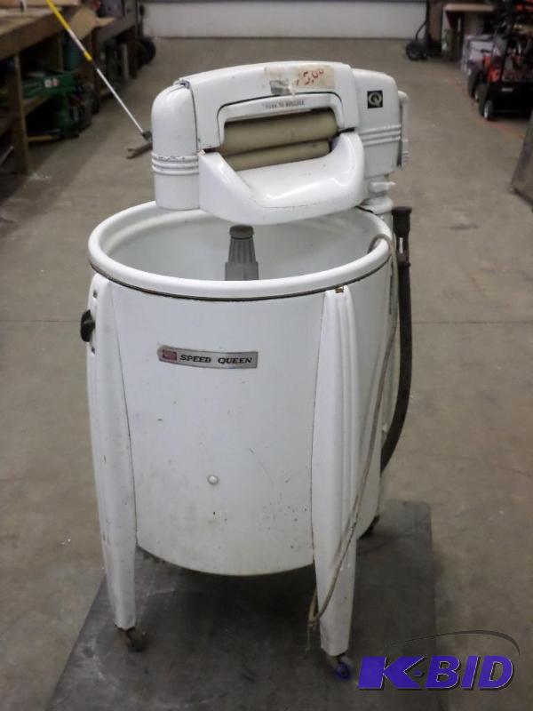 lot 75 image: Antique Speed Queen 120Volt Wash Machine...