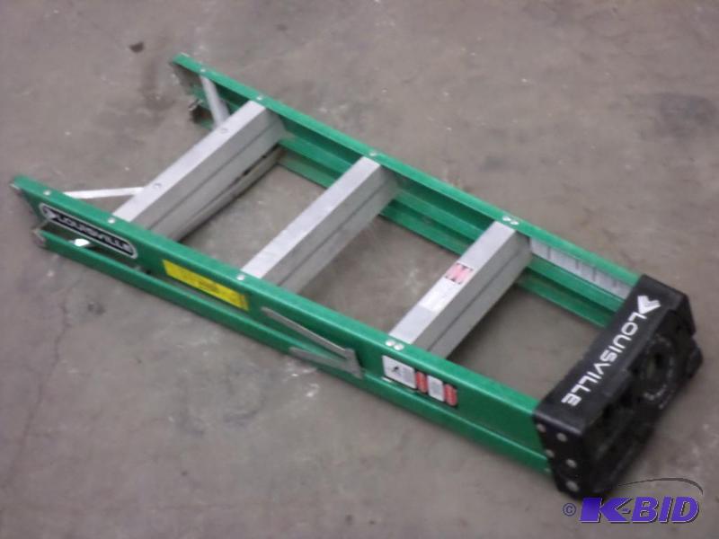 lot 77 image: Louisville 4ft Fiberglass Step Ladder...