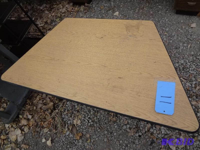 lot 11 image: Kids Table