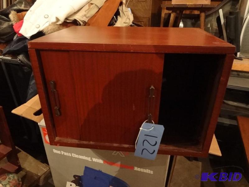 lot 122 image: Small Sliding Front Wood Case