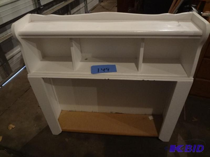 lot 149 image: White Shelf
