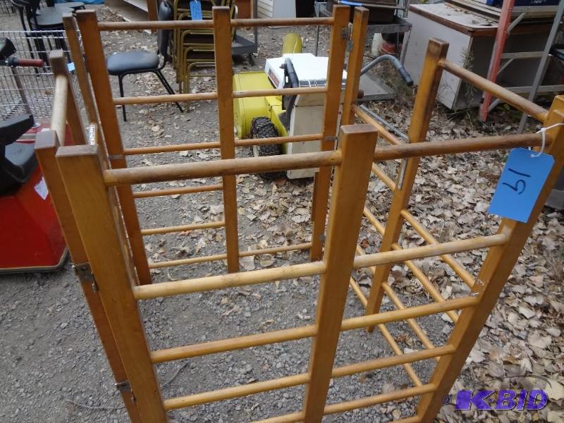 lot 19 image: Wood Cage