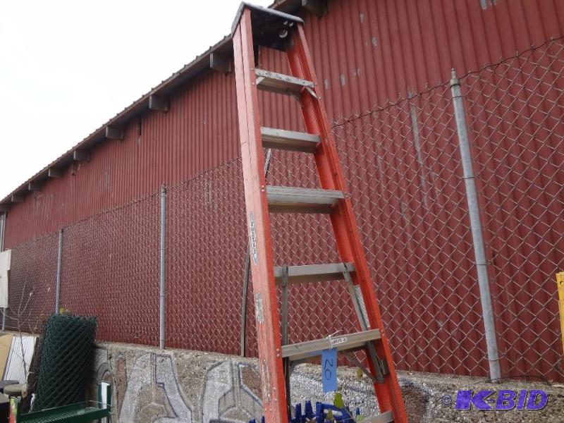 lot 20 image: 10ft Fiberglass Ladder
