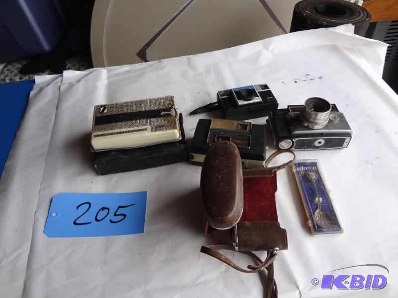 lot 205 image: Old Cameras and Transistor Radio