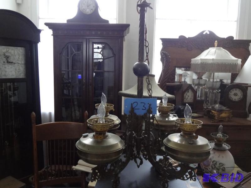 lot 233 image: Large Chandelier