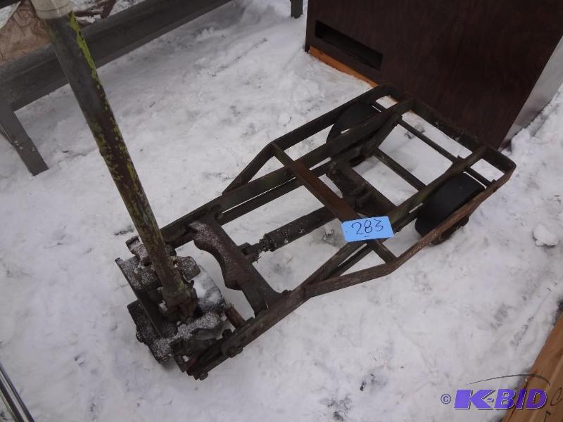 lot 283 image: Large Specialized Pallet Jack
