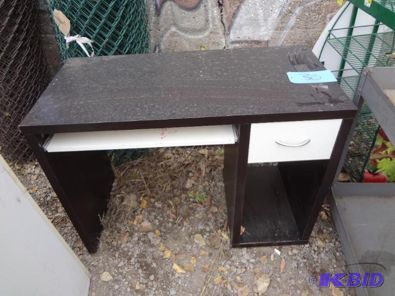 lot 30 image: Desk Small