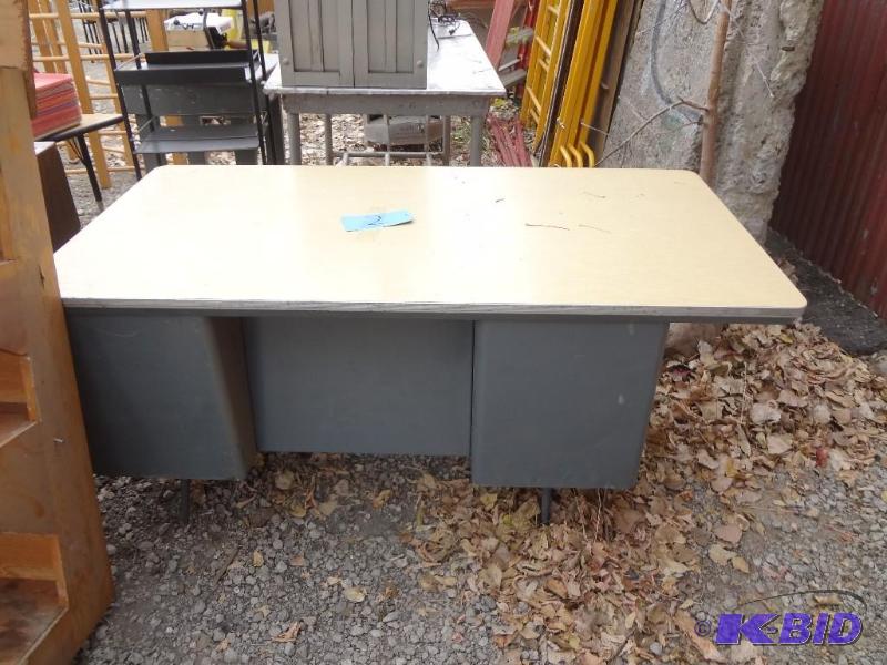 lot 7 image: Metal Desk