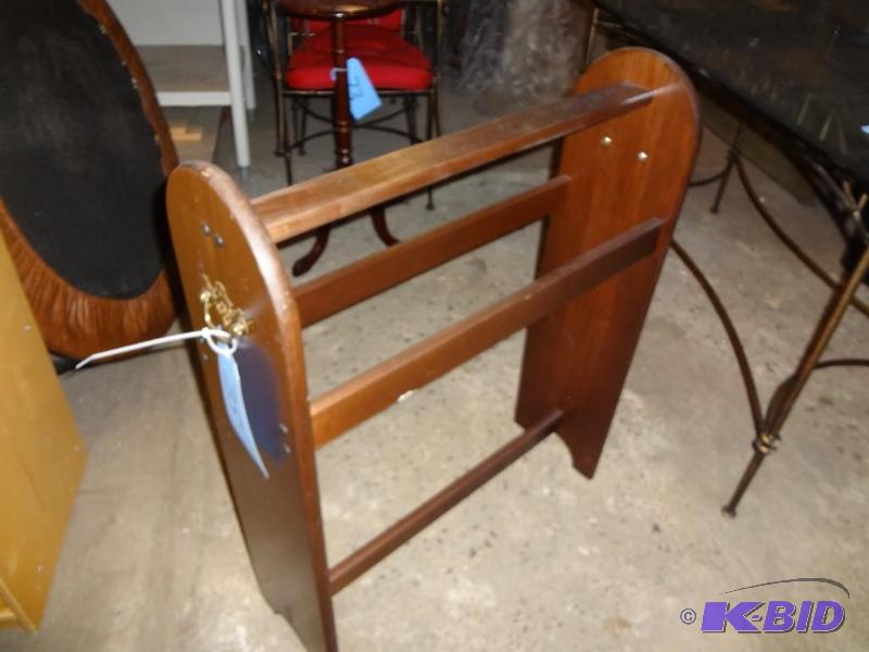lot 75 image: Quilt Rack