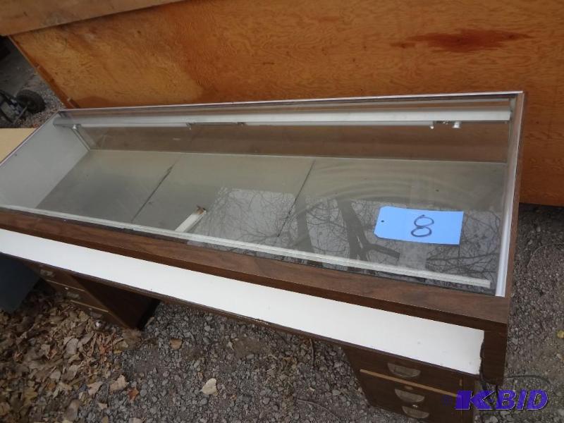 lot 8 image: Lighted Jewelry Case