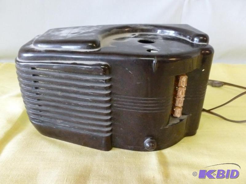lot 10 image: Vintage Radio Corp Of America tube radio mode...