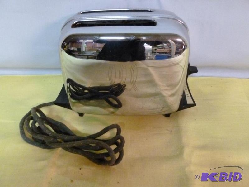 lot 102 image: Vintage Toastmaster two slice toaster, tested...