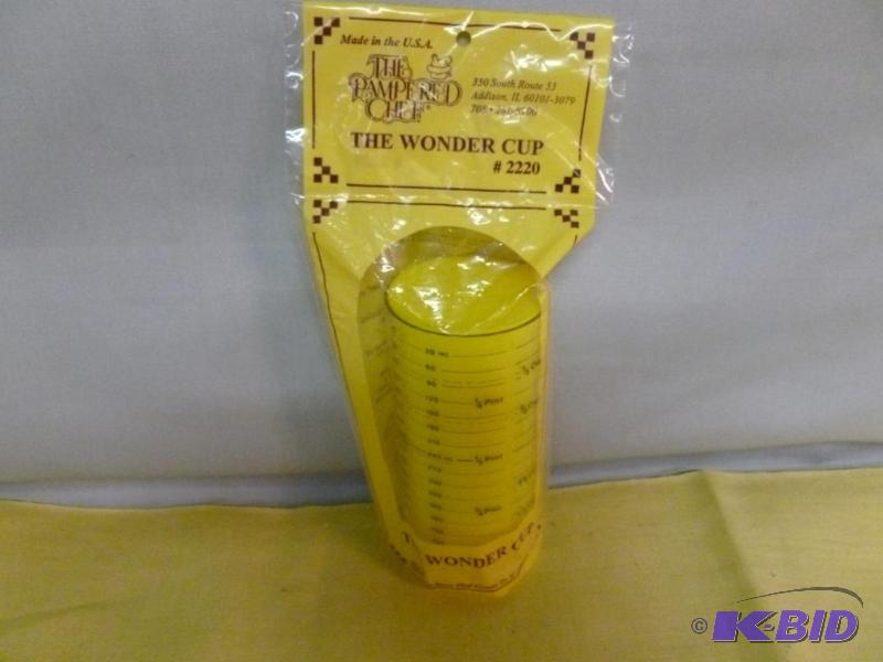 lot 104 image: The Pampered Chef - Wonder Cup multi size mea...