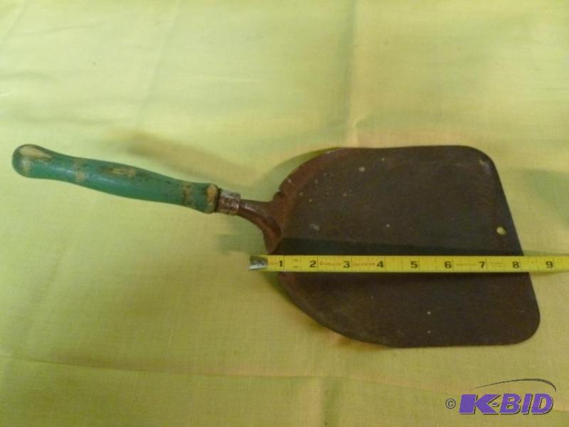 lot 105 image: Large vintage green wood handled crumb scrape...