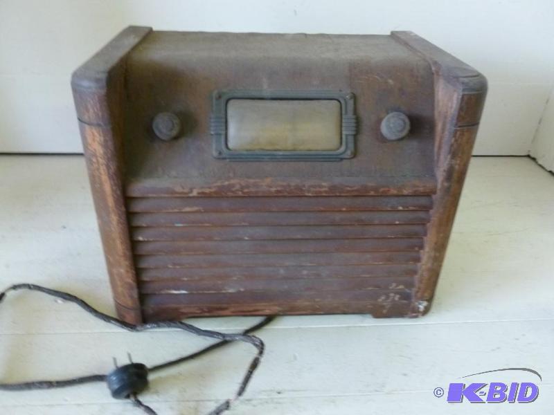 lot 11 image: Vintage Air - King wood encased tube radio mo...