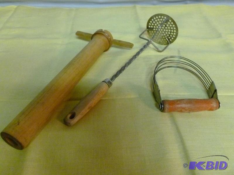 lot 112 image: Lot of three vintage kitchen items that inclu...